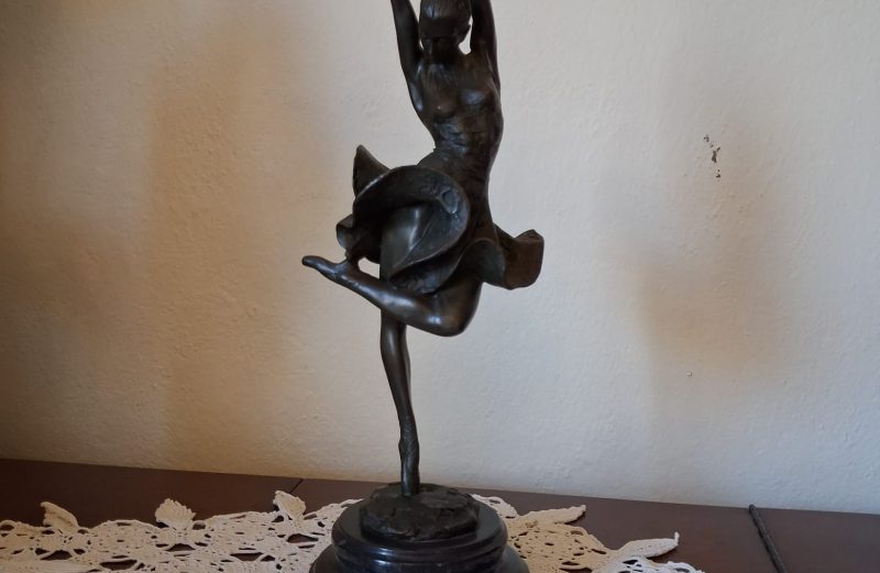 Fransız Balerin Heykeli