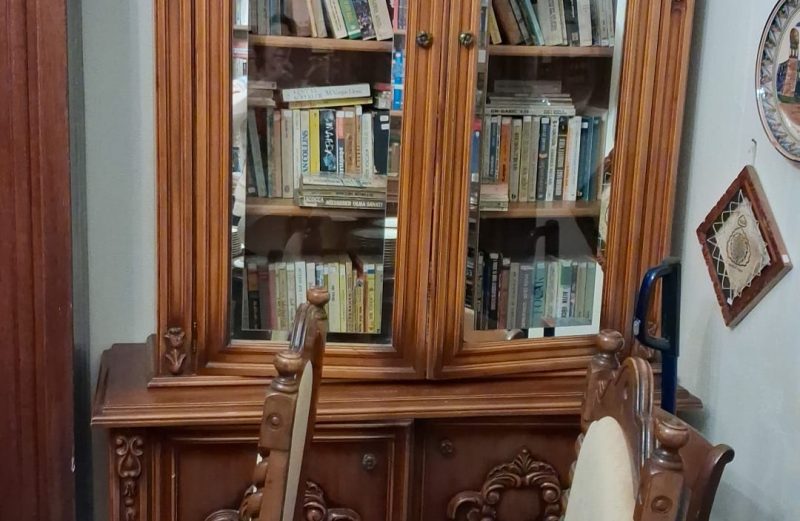 İtalyan Rokoko Camlı Vitrin